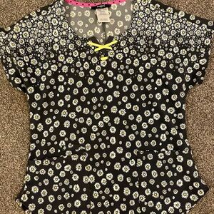 Brand new small daisy scrub top !